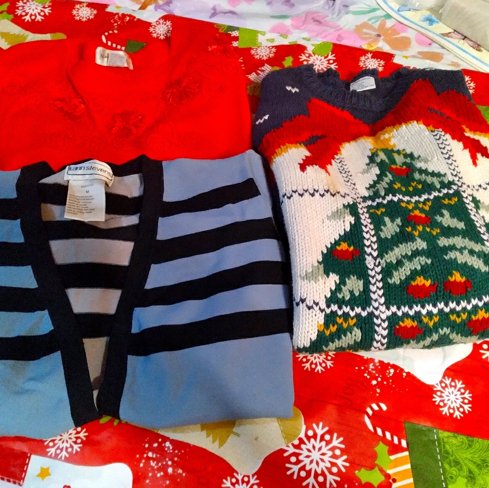 WOMENS SET OF THREE SWEATERS SZ M